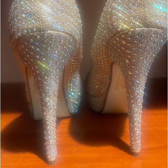 LIKE NEW: Never worn, Pierre Dumas Gold w/ Rhinestones, 5” Pumps, Size 11 - Picture 5 of 5